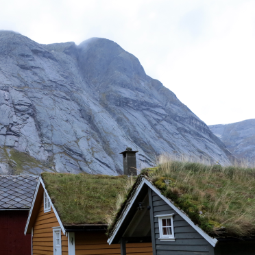 eg bur oppunder fjell…