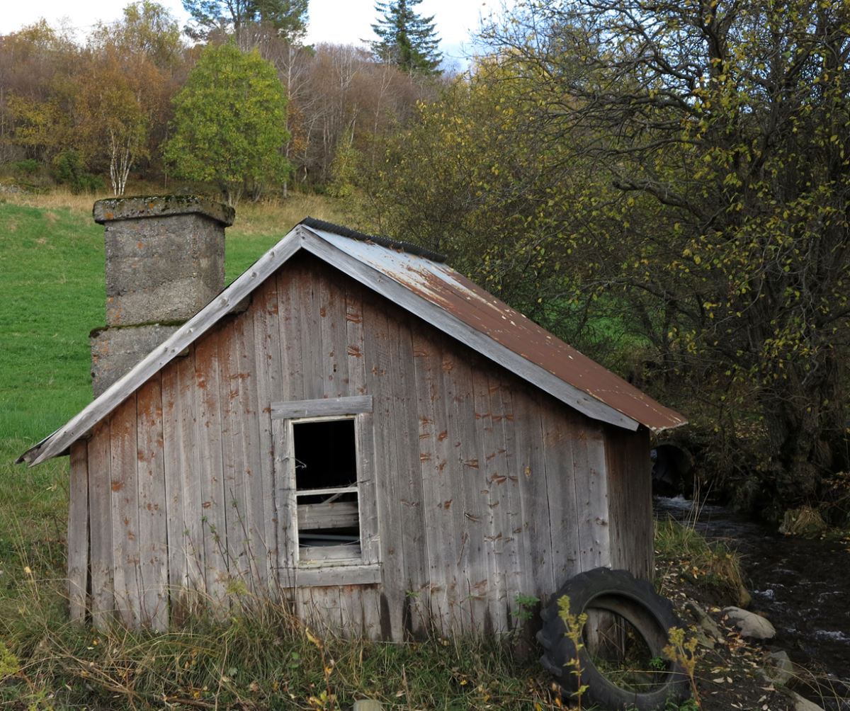 tiiiny house, MASSIVE chimney